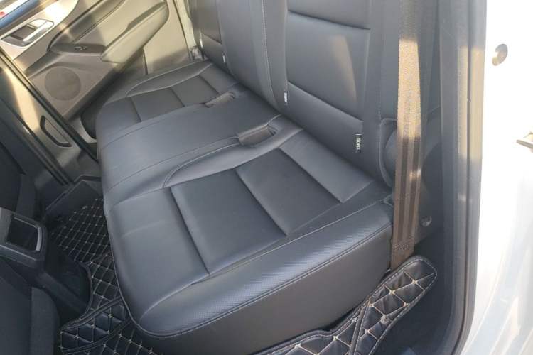 Used Great Wall Poer 2021 2.0T Commercial Version Automatic Diesel 4x4 Navigation-Type Standard Box GW4D20M Left Rear Seat