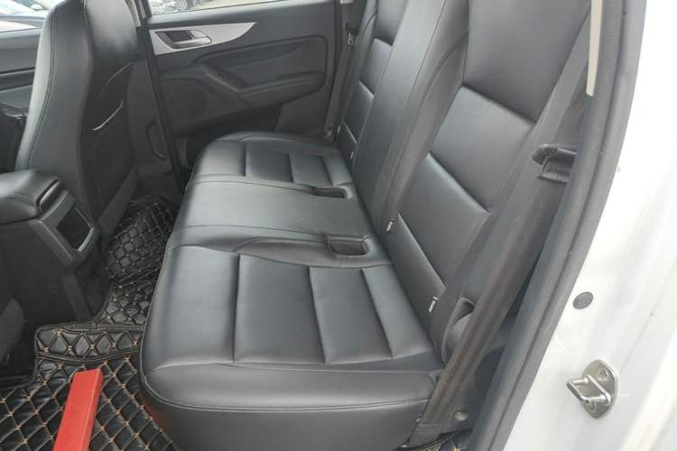 Used Great Wall Poer 2021 2.0T Commercial Version Automatic Diesel 4x4 Navigation-Type Standard Box GW4D20M Left Rear Seat