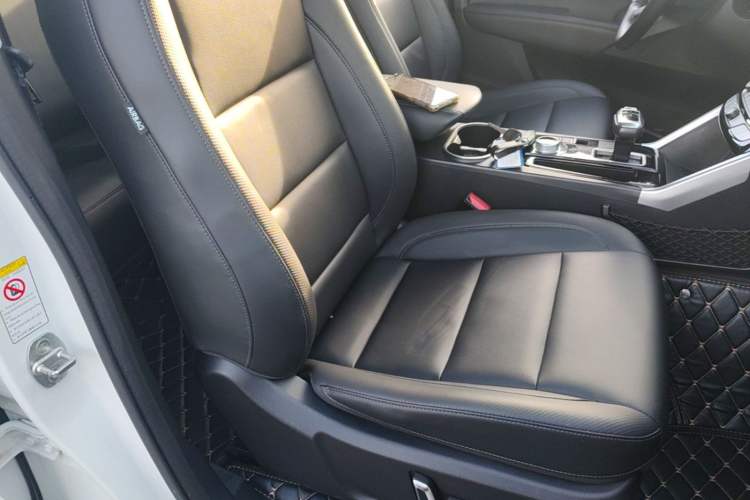 Used Great Wall Poer 2021 2.0T Commercial Version Automatic Diesel 4x4 Navigation-Type Standard Box GW4D20M Right Front Seat