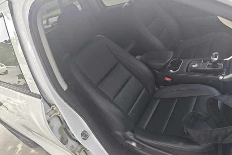 Used Great Wall Poer 2021 2.0T Commercial Version Automatic Diesel Two-Wheel Drive Elite Trim with Long Bed – GW4D20M Right Front Seat
