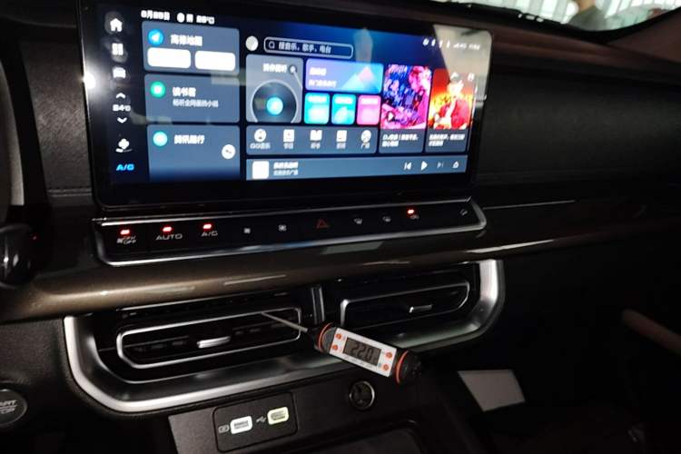 Used Great Wall Poer 2023 2.0T Commercial Version Automatic Diesel Two-Wheel Drive Navigation-Style Long Bed – GW4D20M Audio And AC Panel