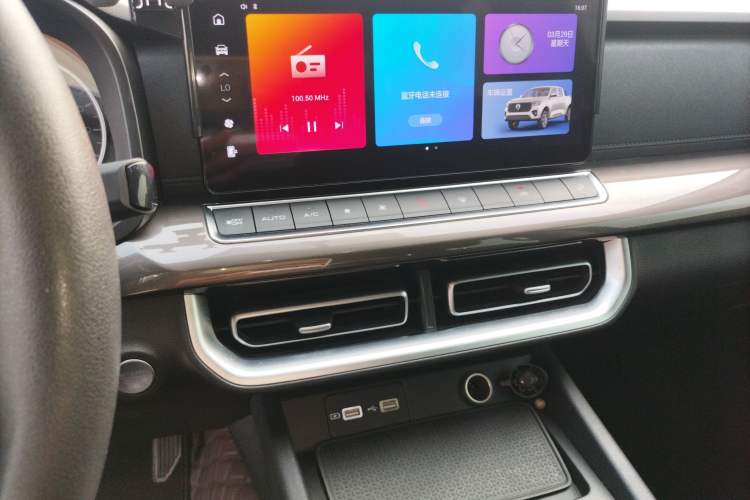 Used Great Wall Poer 2023 2.0T Commercial Version Automatic Diesel Two-Wheel Drive Elite Trim with Long Bed – GW4D20M Audio And AC Panel