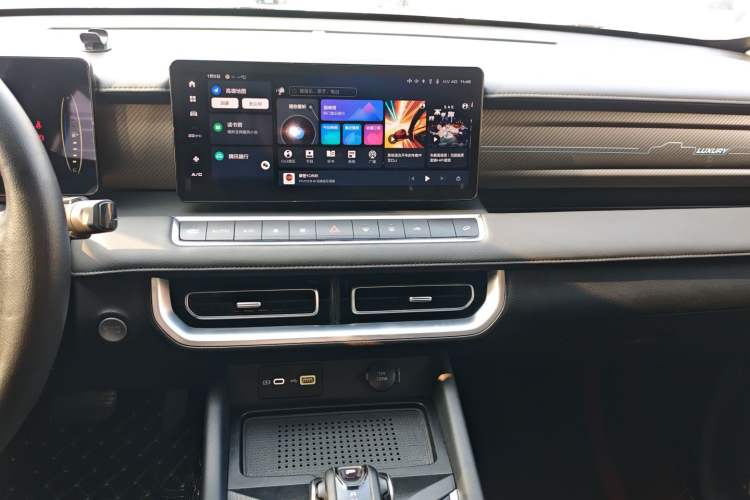 Used Great Wall Poer 2023 2.0T Passenger Version Automatic Diesel Two-Wheel Drive Comfort Trim – GW4D20M Audio And AC Panel