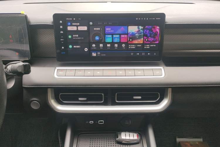 Used Great Wall Poer 2023 2.0T Passenger Version Automatic Diesel 4x4 Comfort Trim – GW4D20M Audio And AC Panel
