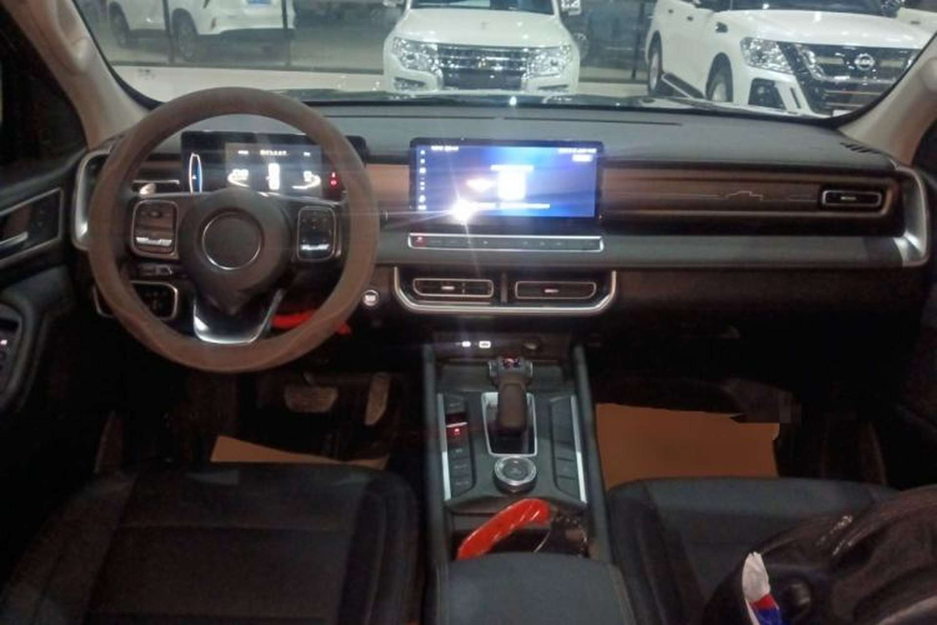Used Great Wall Poer 2023 2.0T Passenger Version Automatic Gasoline Four-Wheel Drive Comfort Trim – GW4C20B Center Console