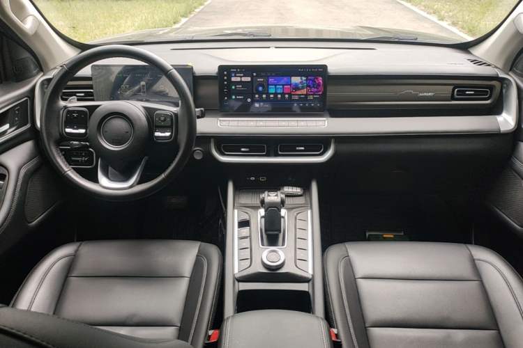 Used Great Wall Poer 2023 2.0T Passenger Version Automatic Diesel 4x4 Comfort Trim – GW4D20M Center Console