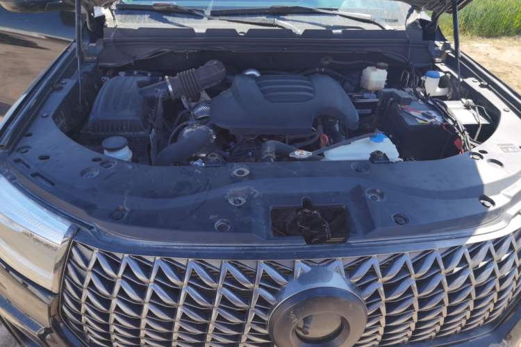 Used Great Wall Poer 2023 2.0T Commercial Version Automatic Diesel 4x4 Elite Long-Box GW4D20M Engine Bay
