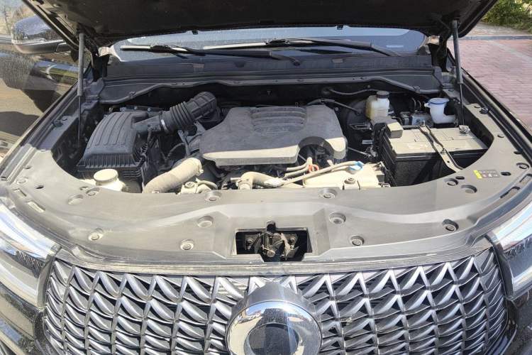 Used Great Wall Poer 2023 2.0T Commercial Version Automatic Diesel 4x4 Elite Long-Box GW4D20M Engine Bay