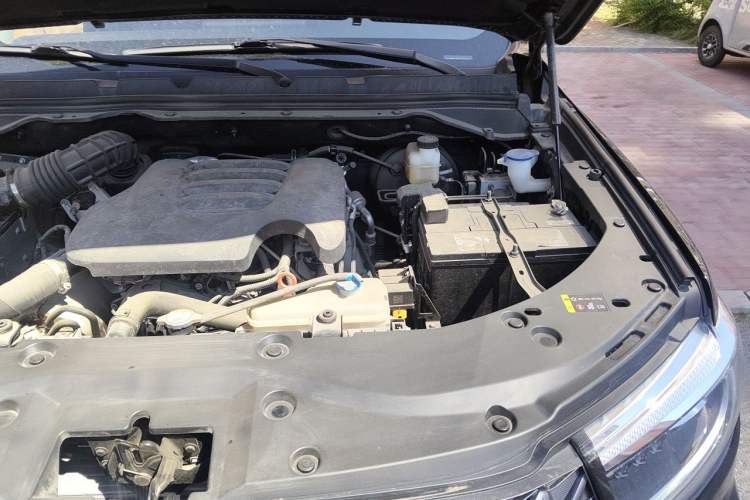 Used Great Wall Poer 2023 2.0T Commercial Version Automatic Diesel 4x4 Elite Long-Box GW4D20M Engine Bay Left