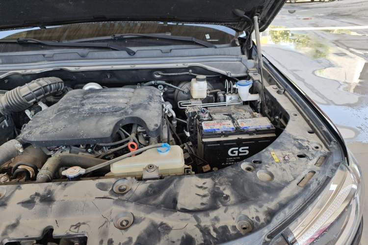 Used Great Wall Poer 2023 2.0T Commercial Version Manual Diesel 4x4 Elite Long-Box GW4D20M Engine Bay Left
