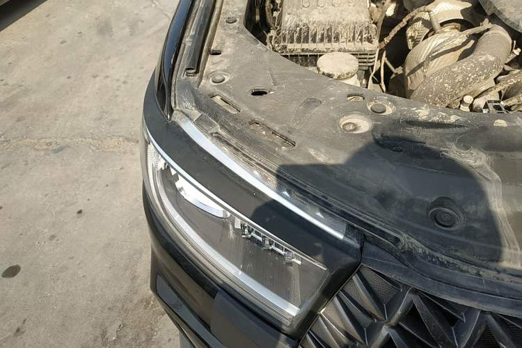 Used Great Wall Poer 2023 2.0T Commercial Version Automatic Diesel 4x4 Elite Long-Box GW4D20M Engine Bay Right