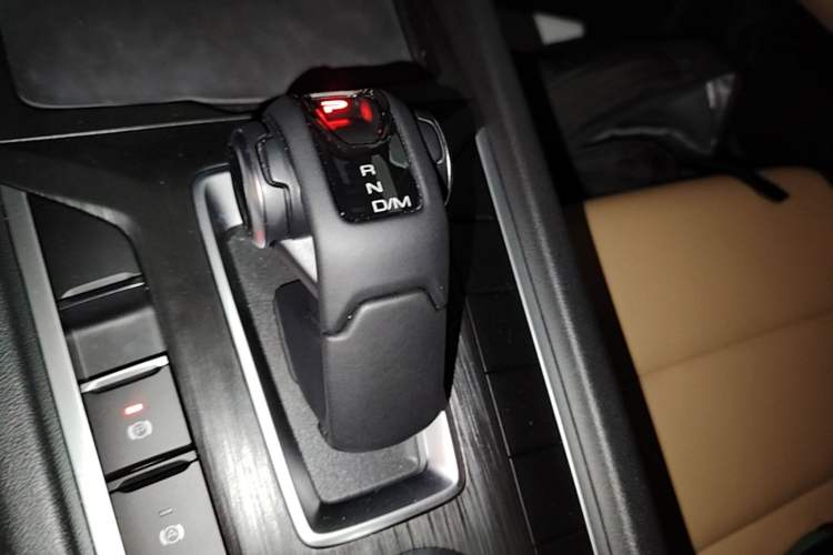 Used Great Wall Poer 2023 2.0T Commercial Version Automatic Diesel Two-Wheel Drive Navigation-Style Long Bed – GW4D20M Gear Lever