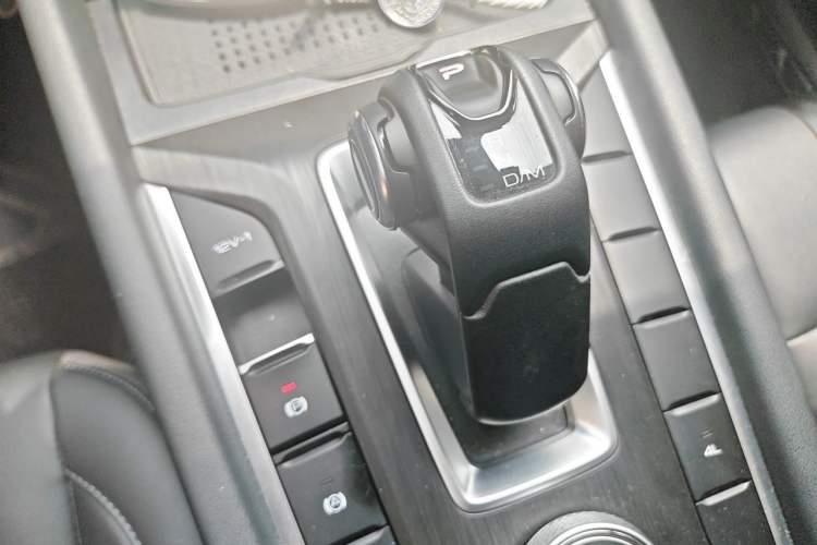 Used Great Wall Poer 2023 2.0T Passenger Version Automatic Gasoline Four-Wheel Drive Comfort Trim – GW4C20B Gear Lever