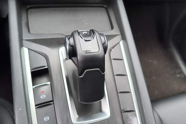 Used Great Wall Poer 2023 2.0T Commercial Version Automatic Diesel Two-Wheel Drive Elite Standard Box GW4D20M Gear Lever