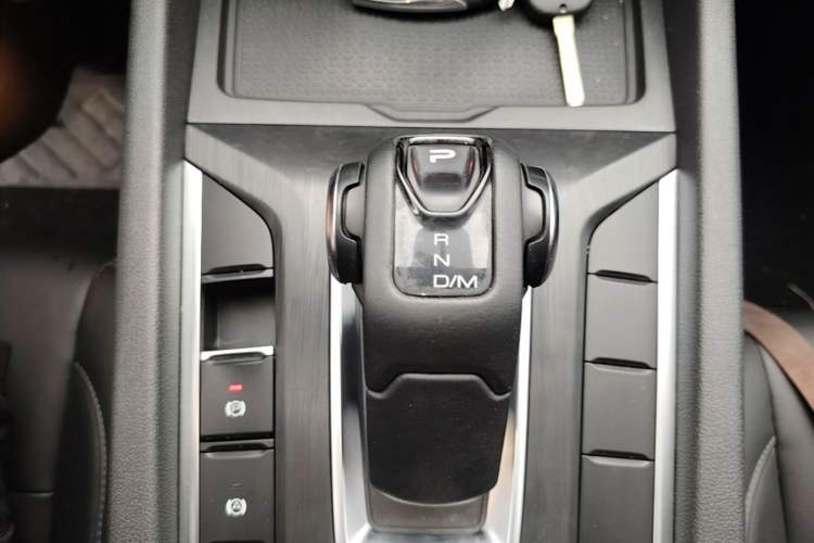 Used Great Wall Poer 2023 2.0T Commercial Version Automatic Gasoline Two-Wheel Drive Elite Trim with Long Bed – GW4C20B Gear Lever