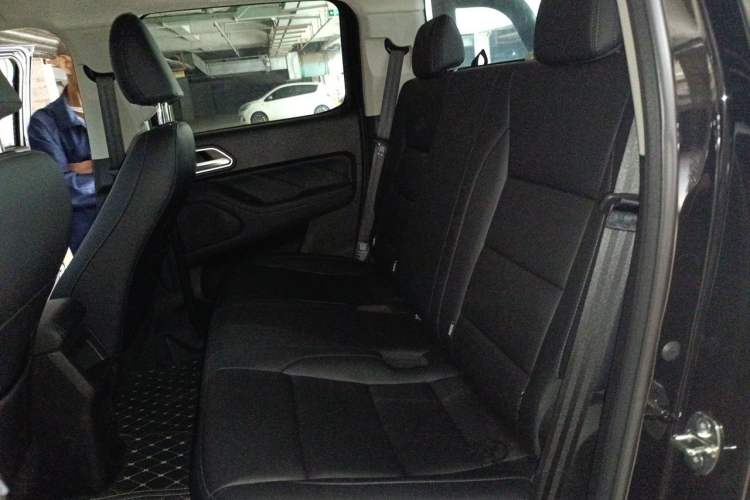 Used Great Wall Poer 2023 2.0T Commercial Version Automatic Diesel Two-Wheel Drive Elite Trim with Long Bed – GW4D20M Left Rear Seat