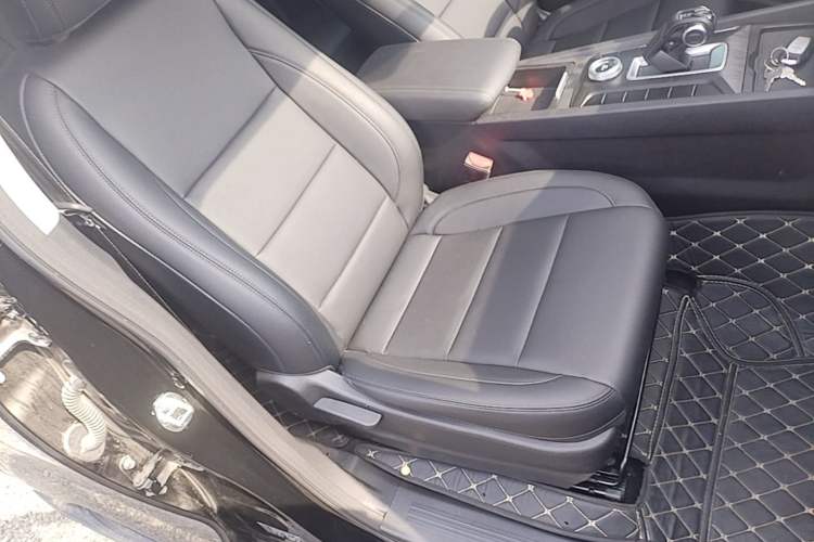 Used Great Wall Poer 2023 2.0T Commercial Version Automatic Diesel Two-Wheel Drive Elite Trim with Long Bed – GW4D20M Right Front Seat