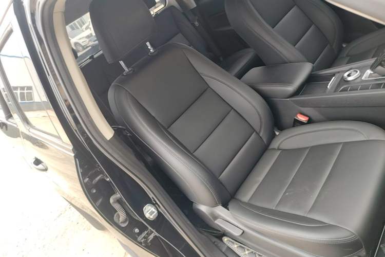 Used Great Wall Poer 2023 2.0T Commercial Version Automatic Gasoline Two-Wheel Drive Elite Trim with Long Bed – GW4C20B Right Front Seat