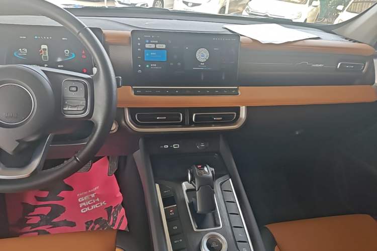Used Great Wall Poer 2023 2.0T Passenger Version Automatic Gasoline 4x4 Sporty GW4C20B Audio And AC Panel