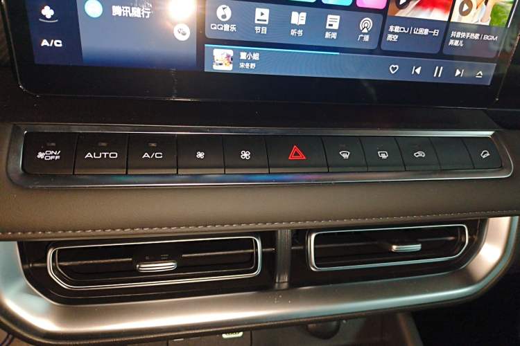 Used Great Wall Poer 2023 2.0T Passenger Version Automatic Diesel Two-Wheel Drive Comfort Trim – GW4D20M Audio And AC Panel