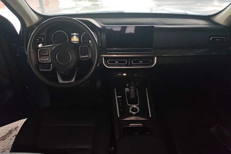 Used Great Wall Poer 2023 2.0T Commercial Version Automatic Diesel Two-Wheel Drive Elite Trim with Long Bed – GW4D20M Center Console