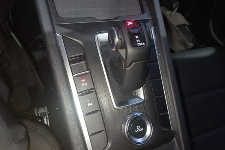 Used Great Wall Poer 2023 2.0T Commercial Version Automatic Diesel Two-Wheel Drive Elite Trim with Long Bed – GW4D20M Gear Lever