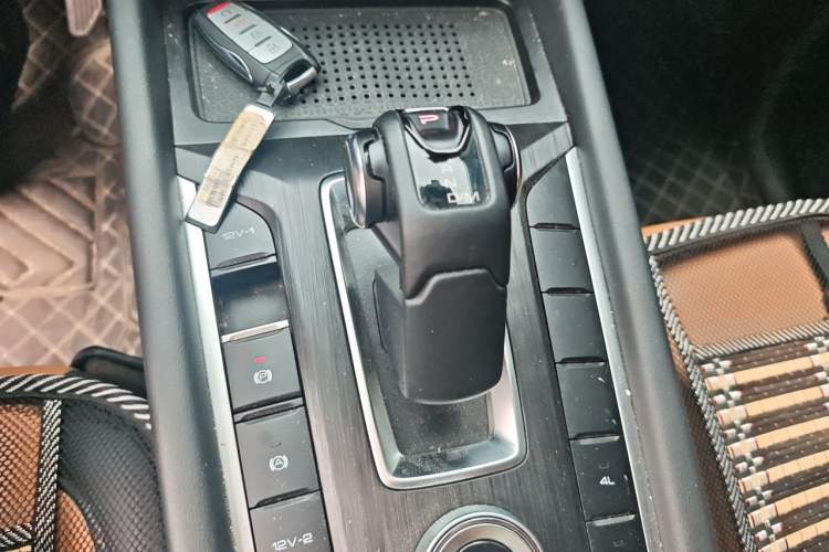 Used Great Wall Poer 2023 2.0T Passenger Version Automatic Gasoline Four-Wheel Drive Comfort Trim – GW4C20B Gear Lever
