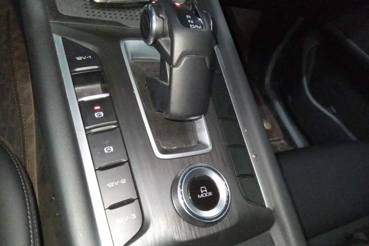 Used Great Wall Poer 2023 2.0T Passenger Version Automatic Diesel Two-Wheel Drive Comfort Trim – GW4D20M Gear Lever
