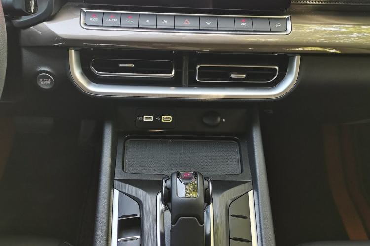 Used Great Wall Poer 2023 2.0T Commercial Version Automatic Diesel Two-Wheel Drive Elite Trim with Long Bed – GW4D20M Interior 3