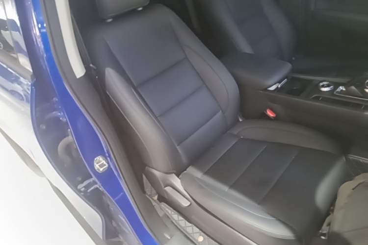 Used Great Wall Poer 2023 2.0T Commercial Version Automatic Diesel Two-Wheel Drive Elite Trim with Long Bed – GW4D20M Right Front Seat