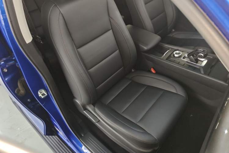 Used Great Wall Poer 2023 2.0T Commercial Version Automatic Diesel Two-Wheel Drive Elite Trim with Long Bed – GW4D20M Right Front Seat
