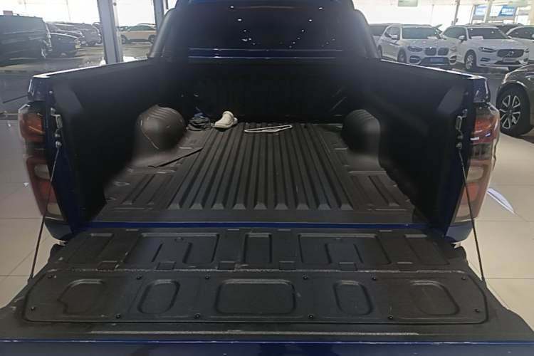 Used Great Wall Poer 2023 2.0T Commercial Version Automatic Diesel Two-Wheel Drive Elite Trim with Long Bed – GW4D20M Trunk