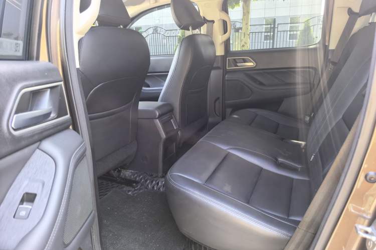 Used Great Wall Poer 2023 2.0T Commercial Version Automatic Diesel Two-Wheel Drive Elite Trim with Long Bed – GW4D20M Interior 1