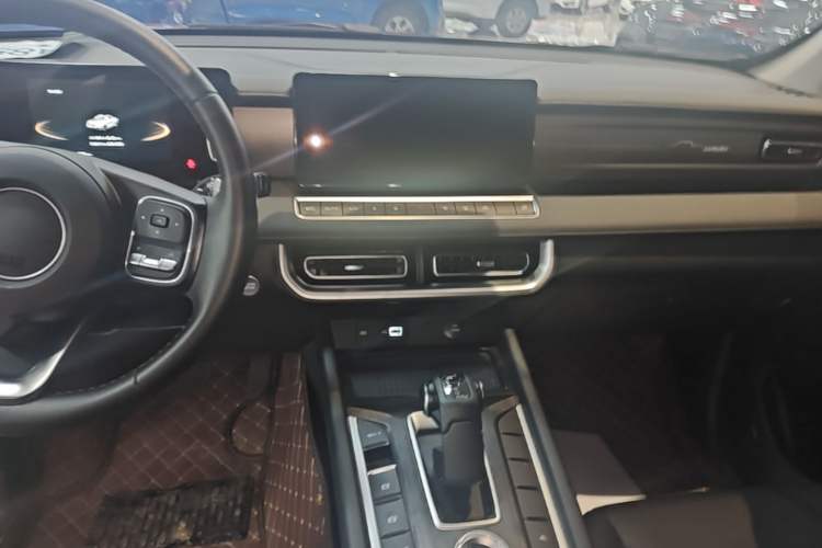 Used Great Wall Poer 2023 2.0T Passenger Version Automatic Diesel 4x4 Comfort Trim – GW4D20M Audio And AC Panel
