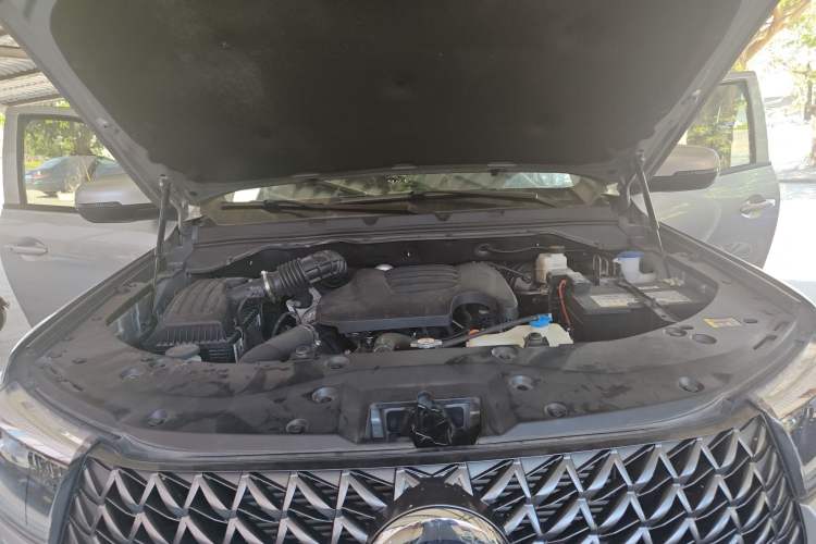 Used Great Wall Poer 2023 2.0T Commercial Version Automatic Diesel Two-Wheel Drive Elite Trim with Long Bed – GW4D20M Engine Bay