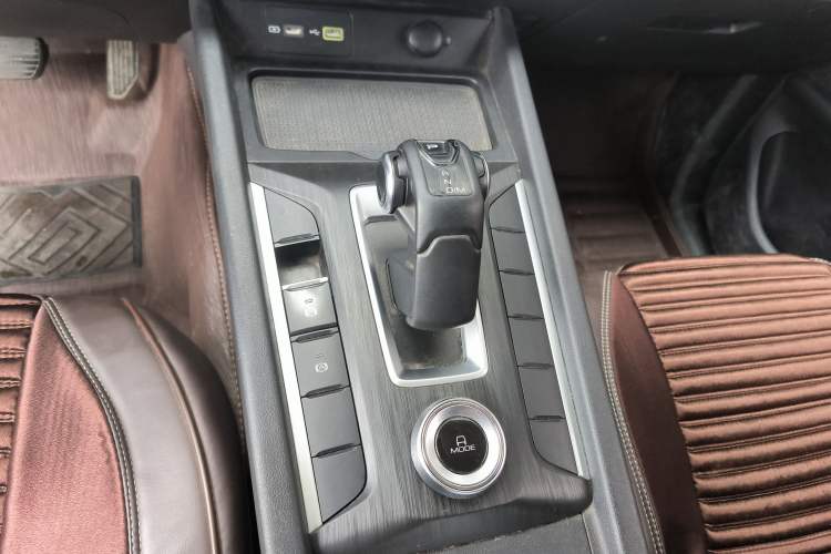 Used Great Wall Poer 2023 2.0T Commercial Version Automatic Diesel Two-Wheel Drive Elite Trim with Long Bed – GW4D20M Gear Lever