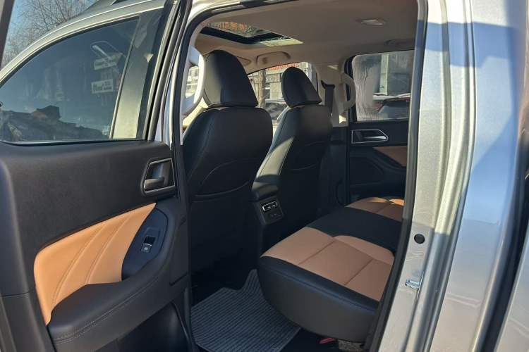 Used Great Wall Poer 2023 2.0T Passenger Version Automatic Diesel 4x4 Sporty GW4D20M Headliner