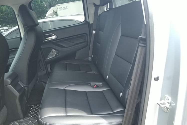 Used Great Wall Poer 2023 2.0T Commercial Version Automatic Diesel Two-Wheel Drive Elite Trim with Long Bed – GW4D20M Left Rear Seat