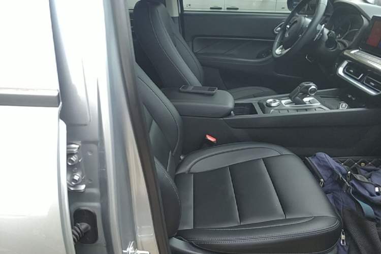 Used Great Wall Poer 2023 2.0T Commercial Version Automatic Diesel Two-Wheel Drive Elite Trim with Long Bed – GW4D20M Right Front Seat