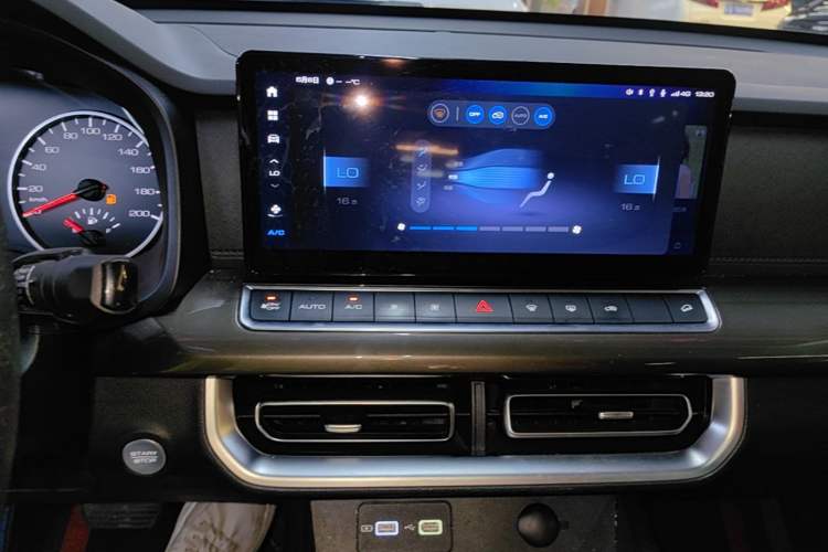 Used Great Wall Poer 2023 2.0T Commercial Version Automatic Diesel 4x4 Navigation Type Long Bed GW4D20M Audio And AC Panel