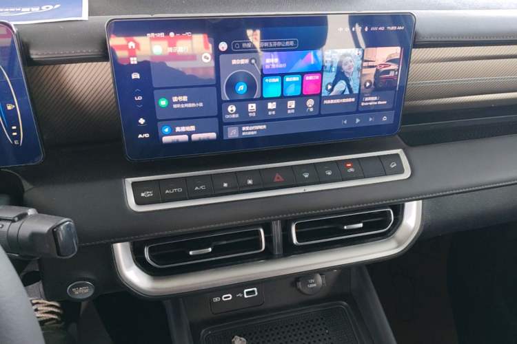 Used Great Wall Poer 2023 2.0T Passenger Version Automatic Diesel 4x4 Comfort Trim – GW4D20M Audio And AC Panel