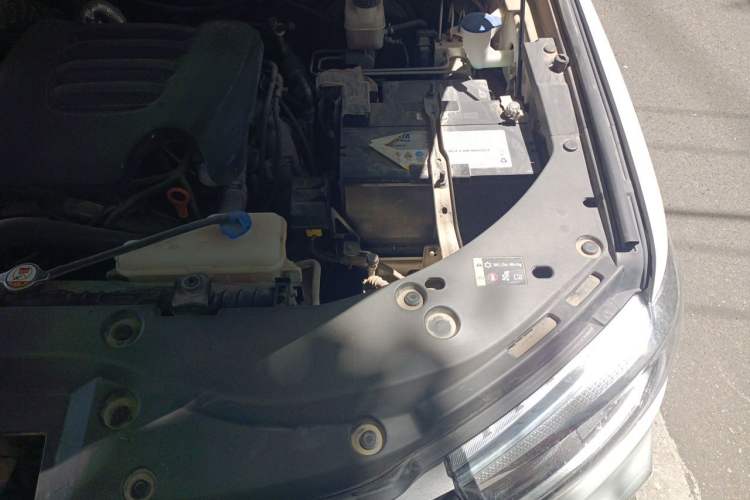 Used Great Wall Poer 2023 2.0T Commercial Version Manual Diesel 4x4 Elite Long-Box GW4D20M Engine Bay Left