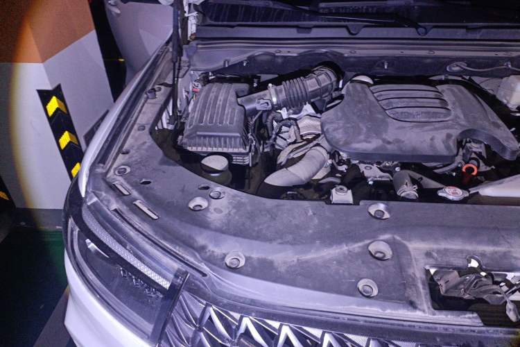 Used Great Wall Poer 2023 2.0T Commercial Version Automatic Diesel 4x4 Elite Long-Box GW4D20M Engine Bay Right