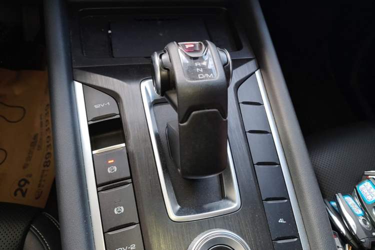 Used Great Wall Poer 2023 2.0T Passenger Version Automatic Diesel 4x4 Comfort Trim – GW4D20M Gear Lever