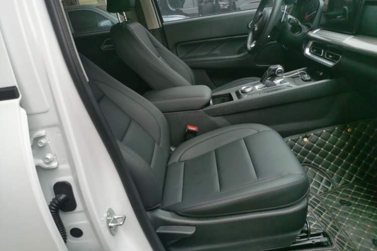 Used Great Wall Poer 2023 2.0T Commercial Version Automatic Diesel Two-Wheel Drive Elite Trim with Long Bed – GW4D20M Right Front Seat