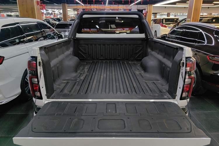 Used Great Wall Poer 2023 2.0T Commercial Version Automatic Diesel 4x4 Navigation Type Long Bed GW4D20M Trunk
