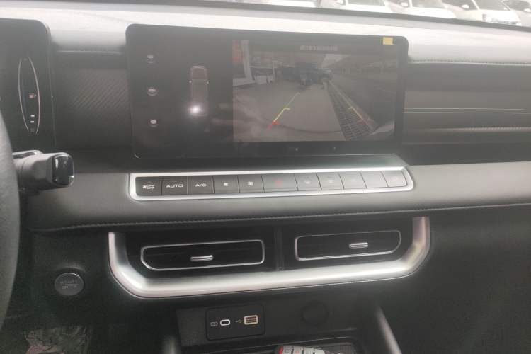 Used Great Wall Poer 2024 2.4T Passenger Version Automatic Diesel 4x4 Comfort Trim Audio And AC Panel