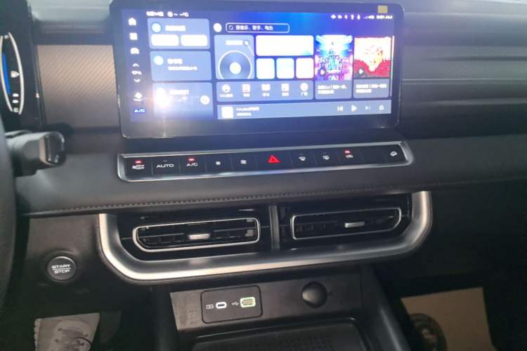 Used Great Wall Poer 2024 2.4T Passenger Version Automatic Diesel 4x4 Comfort Trim Audio And AC Panel