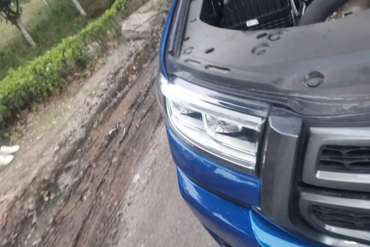 Used Great Wall Poer 2024 2.4T Passenger Version Automatic Diesel Two-Wheel Drive Comfort Edition Right Front Headlight