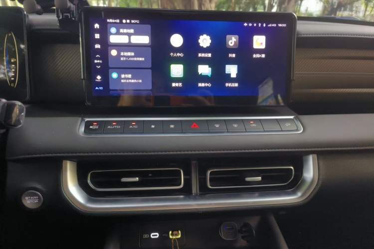 Used Great Wall Poer 2024 2.4T Passenger Version Automatic Diesel 4x4 Comfort Trim Audio And AC Panel